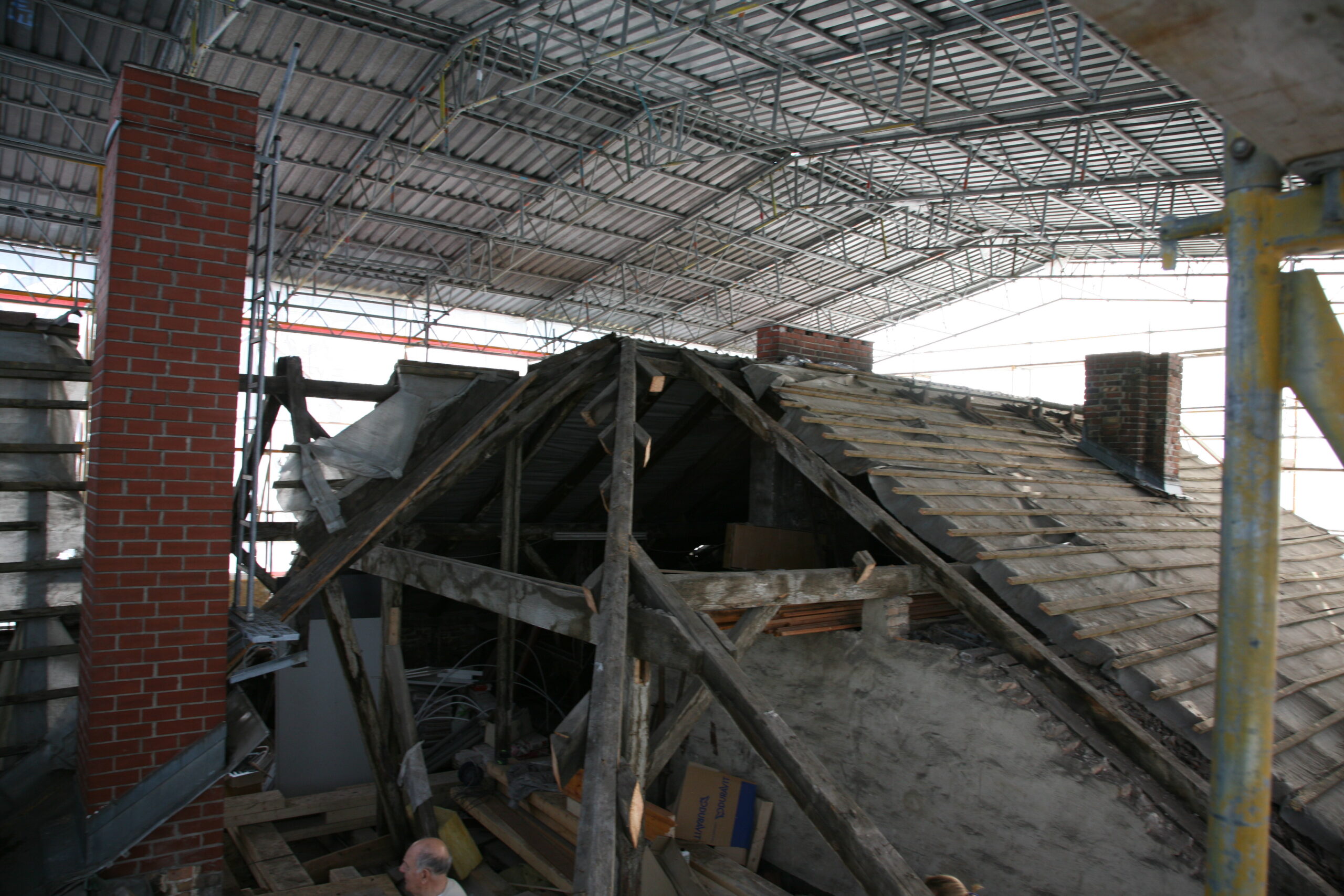 Altes Dach unter Wetterschutzdach