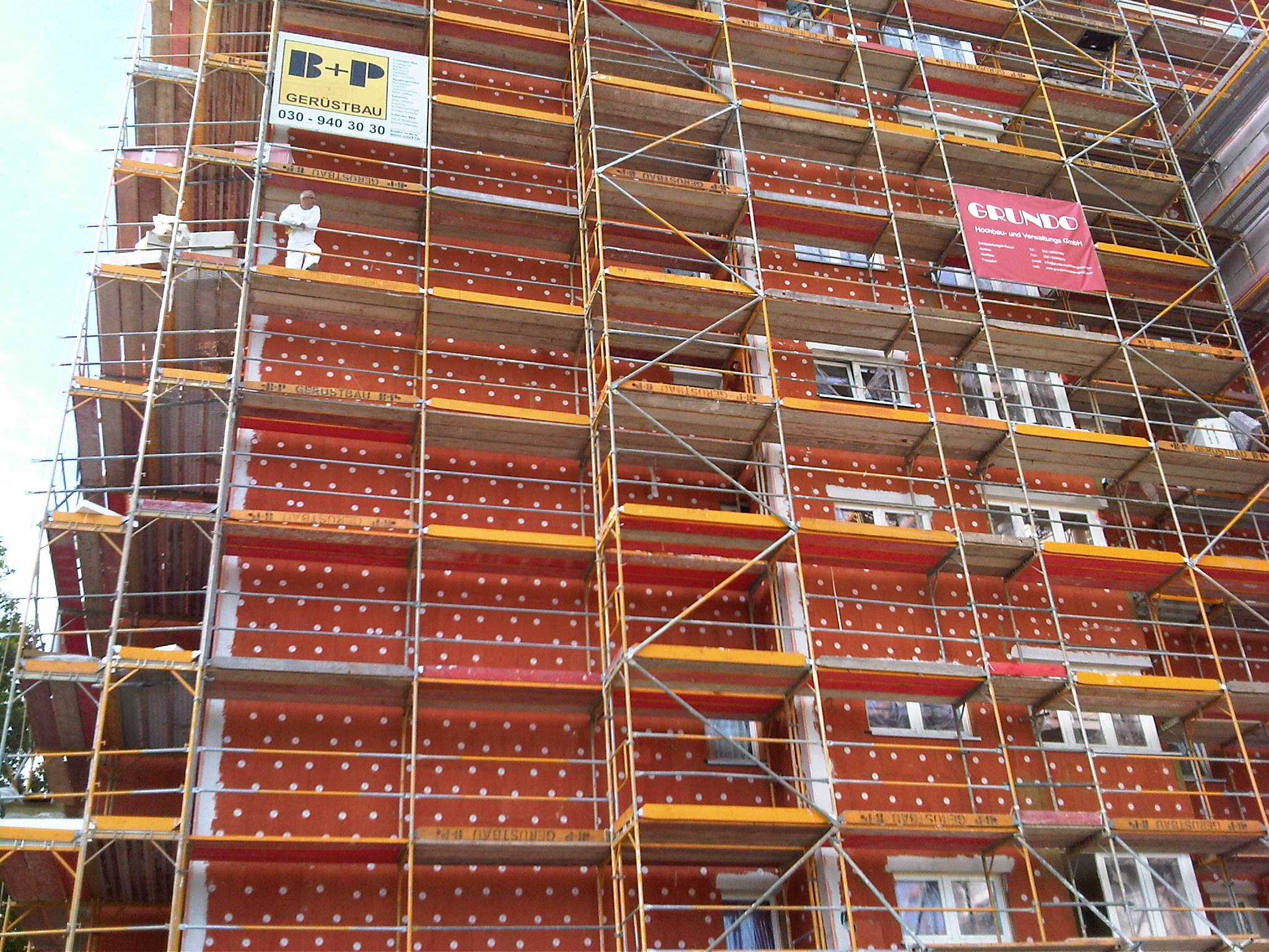 Dämmung der Fassade und Einbau dämmender Fenster