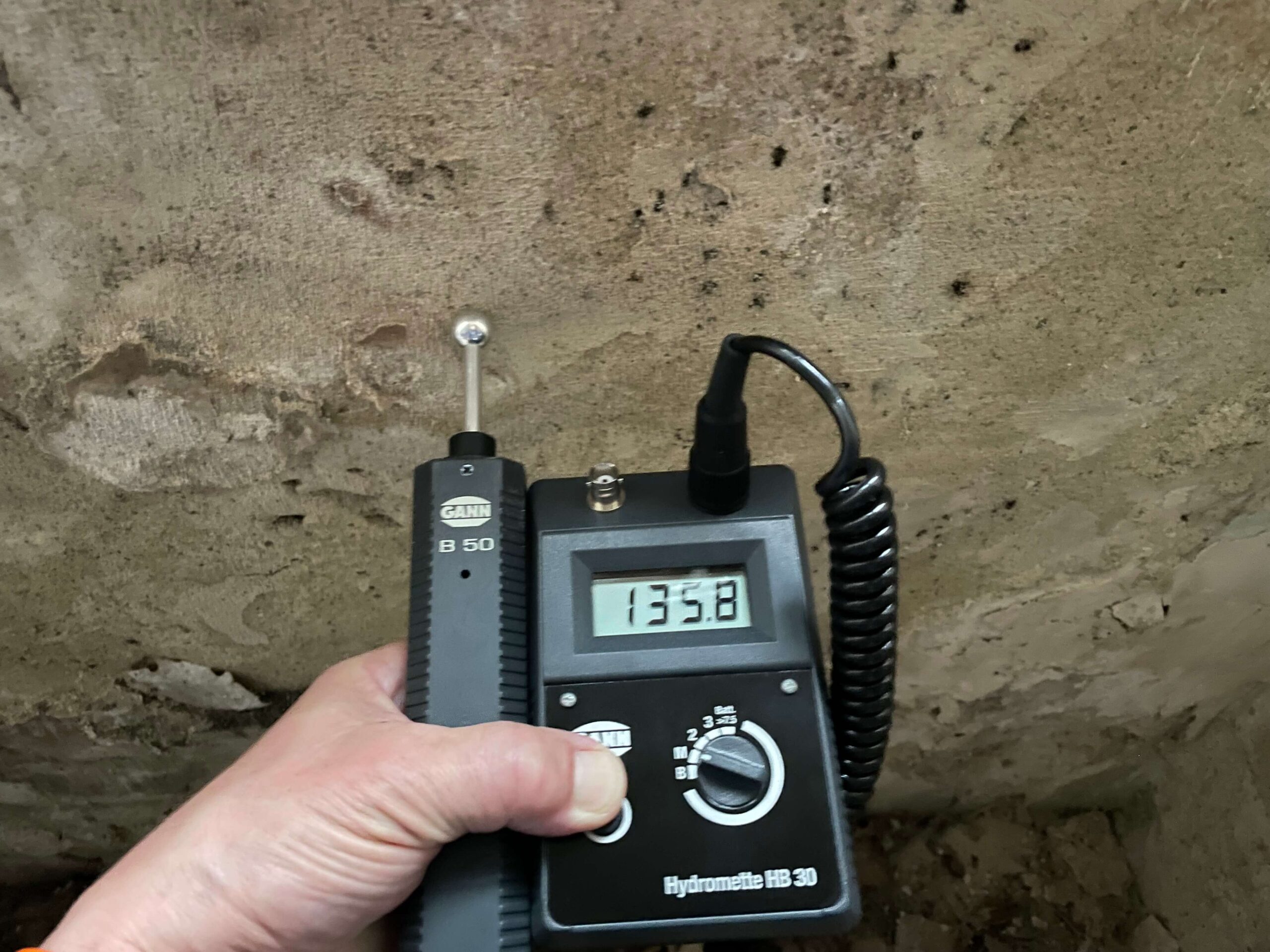 Messung der Feuchtigkeit in Kellerwand